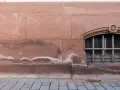 Plamy na murze starego domu sugerują problem z wilgocią. Dowiedz się, jak pozbyć się wilgoci w starym domu, by chronić jego fundamenty.