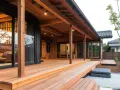 Nowoczesny balkon drewniany na słupach, projekt z widokiem na salon.