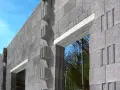 Wzmocnienie nadproża kątownikami w budowie z bloczków betonowych. Widok na fragment ściany z otwartym przejściem.