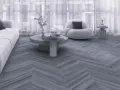 Nowe panele winylowe w jodełkę tworzą stylową bazę dla nowoczesnego salonu.