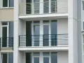 Nowoczesne balkony z ciemnymi balustradami, solidne mocowanie balustrady balkonowej zapewnia bezpieczeństwo.
