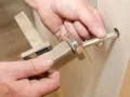 Montaż klamki do drzwi. Czy klamki do drzwi są uniwersalne? Zależy od mechanizmu i rozstawu.