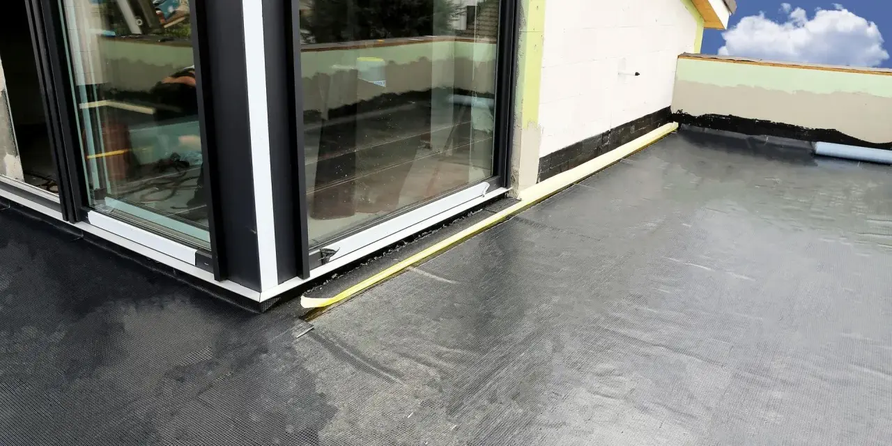 Gotowy balkon z hydroizolacją pod płytki. Czarna membrana zabezpiecza przed wilgocią, gotowa na wykończenie.