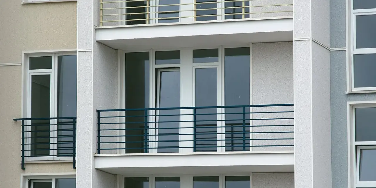 Nowoczesne balkony z ciemnymi balustradami, solidne mocowanie balustrady balkonowej zapewnia bezpieczeństwo.