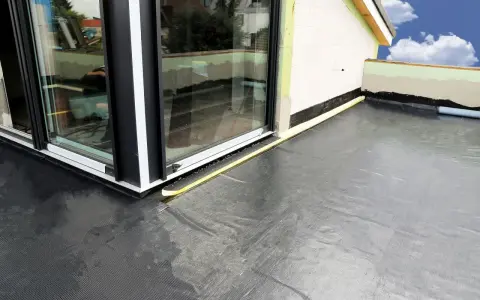 Gotowy balkon z hydroizolacją pod płytki. Czarna membrana zabezpiecza przed wilgocią, gotowa na wykończenie.