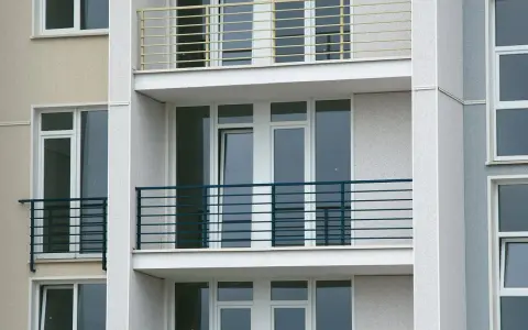 Nowoczesne balkony z ciemnymi balustradami, solidne mocowanie balustrady balkonowej zapewnia bezpieczeństwo.