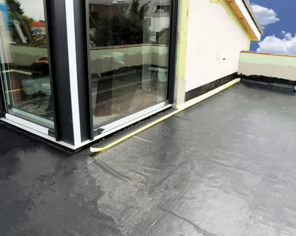 Gotowy balkon z hydroizolacją pod płytki. Czarna membrana zabezpiecza przed wilgocią, gotowa na wykończenie.