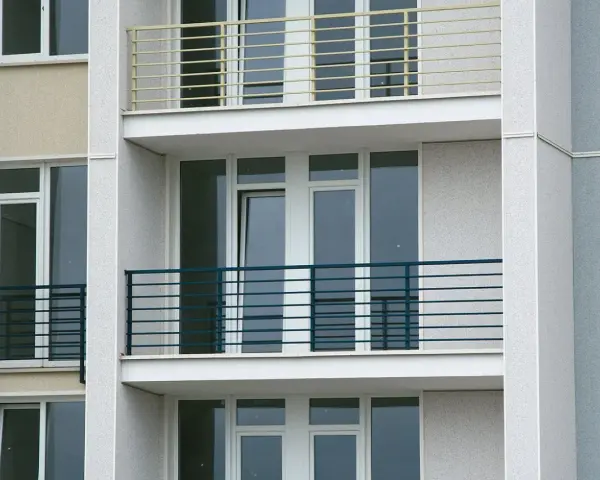 Nowoczesne balkony z ciemnymi balustradami, solidne mocowanie balustrady balkonowej zapewnia bezpieczeństwo.
