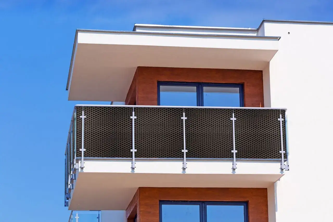 Nowoczesna osłona balustrady w ciemnym kolorze, idealna, by odgrodzić balkon i zapewnić prywatność.