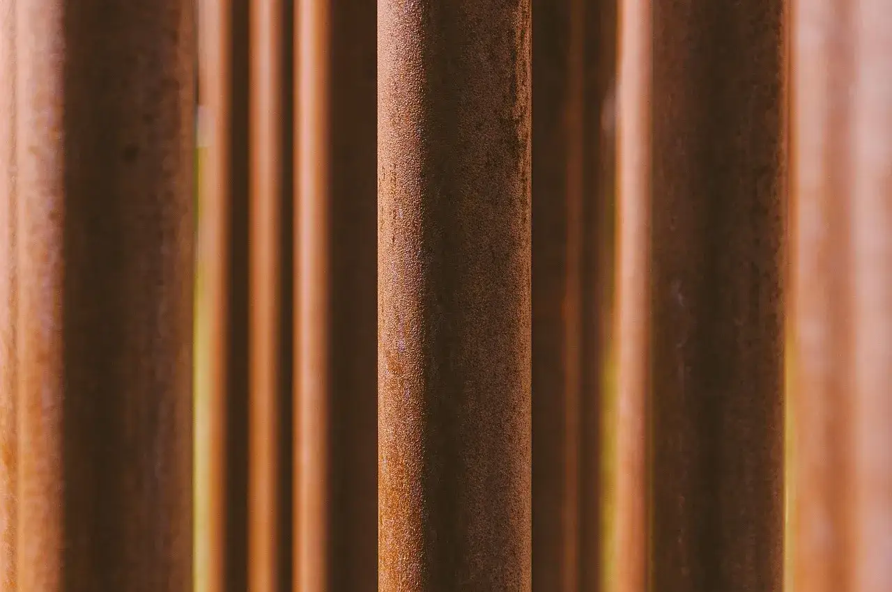 Rdzawe słupki, przypominające różne rodzaje farb do metalu, tworzą rustykalną kompozycję.